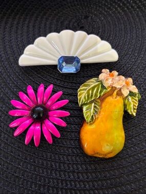 Vintage Costume Jewelry Brooches- Pear, Daisy and Shell Fashion Brooch Set of 3